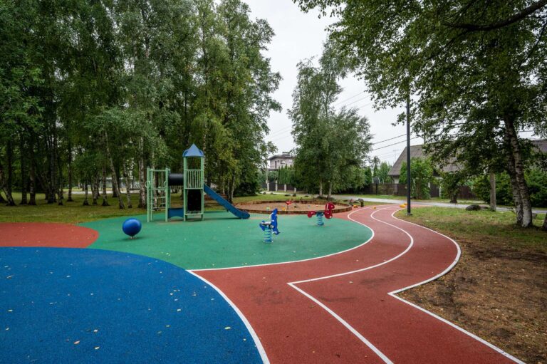 Aianduse tee mänguväljak Mähel