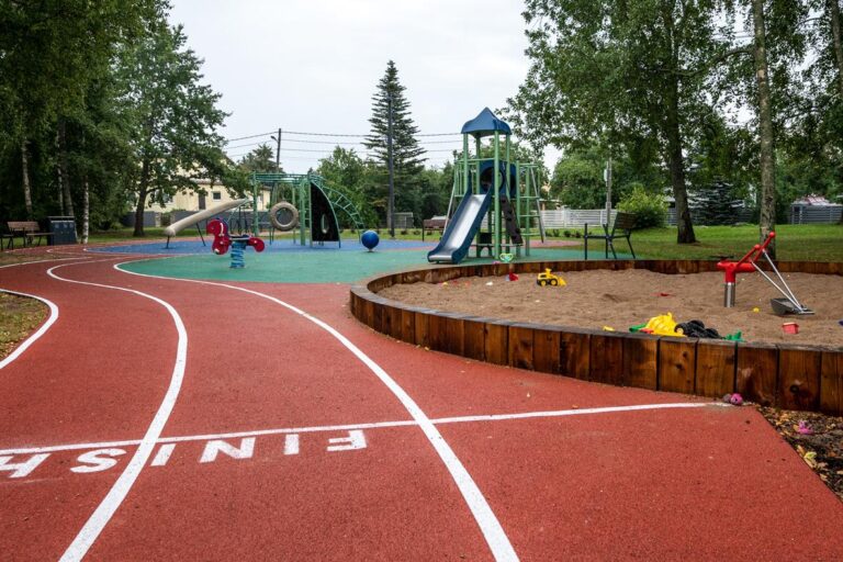 Aianduse tee mänguväljak Mähel