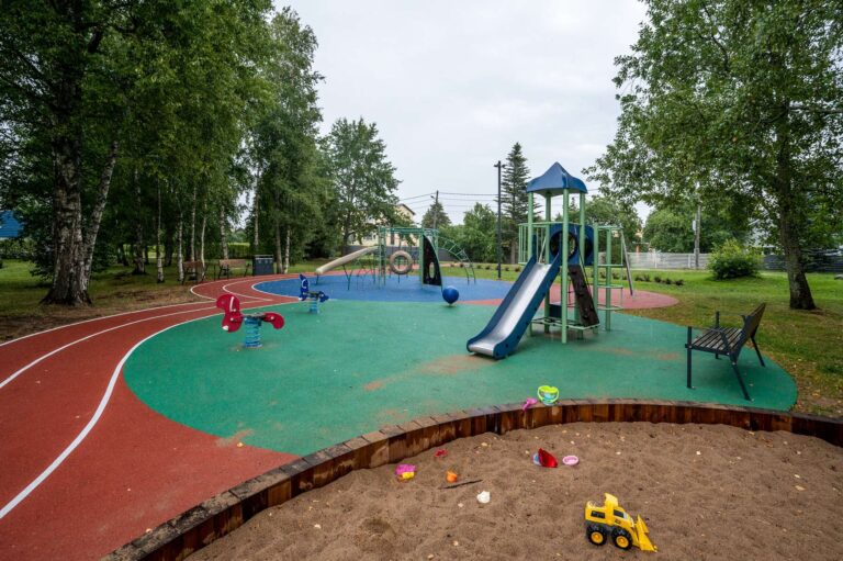 Aianduse tee mänguväljak Mähel